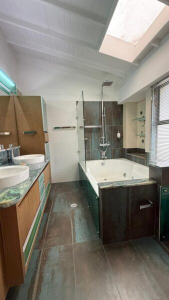 Casa esquinera en venta – Campiña de Toledo, La Estrella