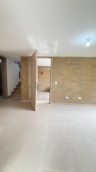Casa esquinera en venta – Campiña de Toledo, La Estrella