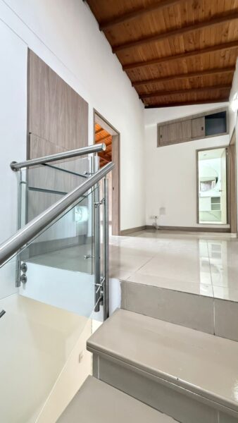 Casa esquinera en venta – Campiña de Toledo, La Estrella