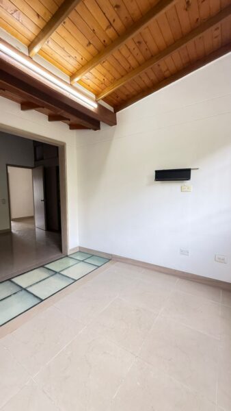 Casa esquinera en venta – Campiña de Toledo, La Estrella