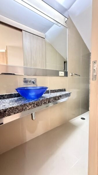 Casa esquinera en venta – Campiña de Toledo, La Estrella
