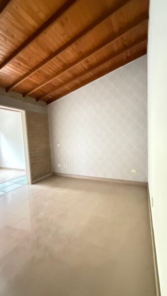 Casa esquinera en venta – Campiña de Toledo, La Estrella