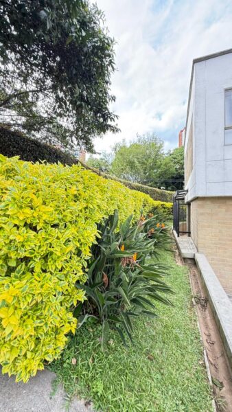 Casa esquinera en venta – Campiña de Toledo, La Estrella