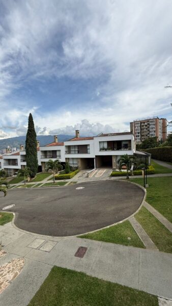 Casa esquinera en venta – Campiña de Toledo, La Estrella