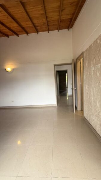 Casa esquinera en venta – Campiña de Toledo, La Estrella