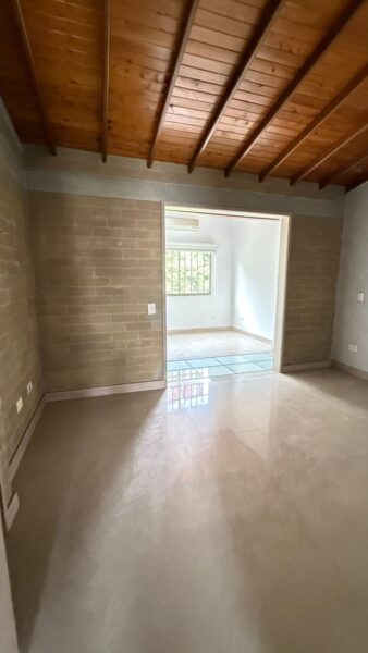 Casa esquinera en venta – Campiña de Toledo, La Estrella