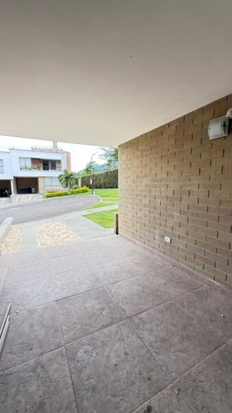 Casa esquinera en venta – Campiña de Toledo, La Estrella