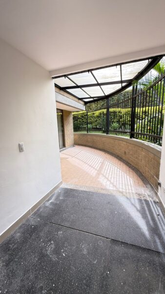 Casa esquinera en venta – Campiña de Toledo, La Estrella