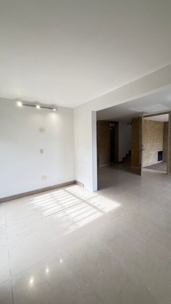 Casa esquinera en venta – Campiña de Toledo, La Estrella