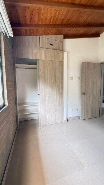 Casa esquinera en venta – Campiña de Toledo, La Estrella