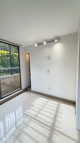 Casa esquinera en venta – Campiña de Toledo, La Estrella