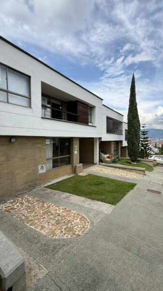 Casa esquinera en venta – Campiña de Toledo, La Estrella
