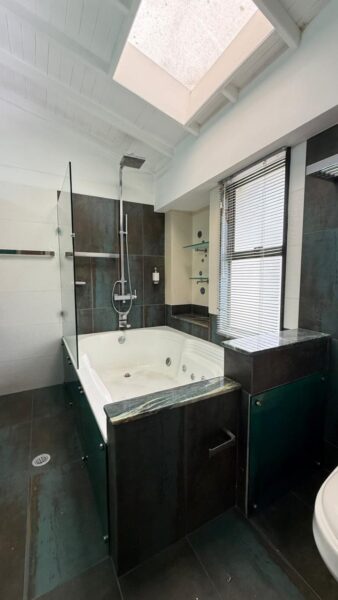 Casa esquinera en venta – Campiña de Toledo, La Estrella