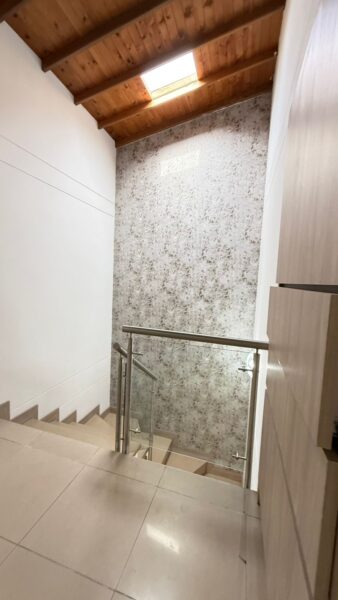 Casa esquinera en venta – Campiña de Toledo, La Estrella
