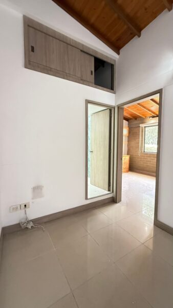 Casa esquinera en venta – Campiña de Toledo, La Estrella