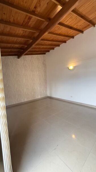 Casa esquinera en venta – Campiña de Toledo, La Estrella