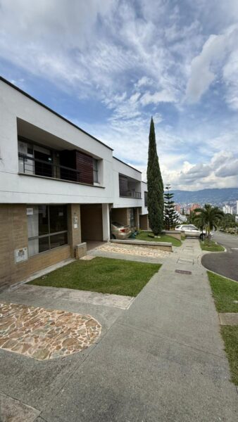 Casa esquinera en venta – Campiña de Toledo, La Estrella