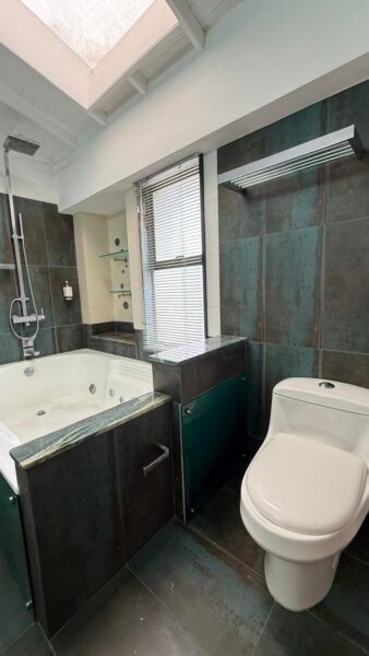 Casa esquinera en venta – Campiña de Toledo, La Estrella