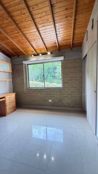 Casa esquinera en venta – Campiña de Toledo, La Estrella