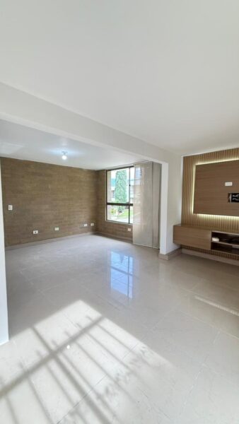 Casa esquinera en venta – Campiña de Toledo, La Estrella