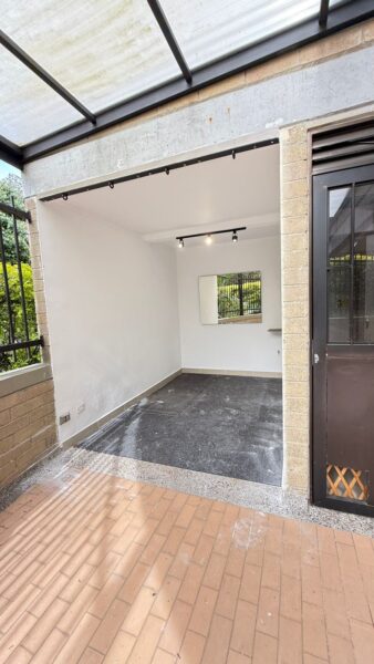 Casa esquinera en venta – Campiña de Toledo, La Estrella