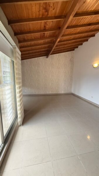 Casa esquinera en venta – Campiña de Toledo, La Estrella