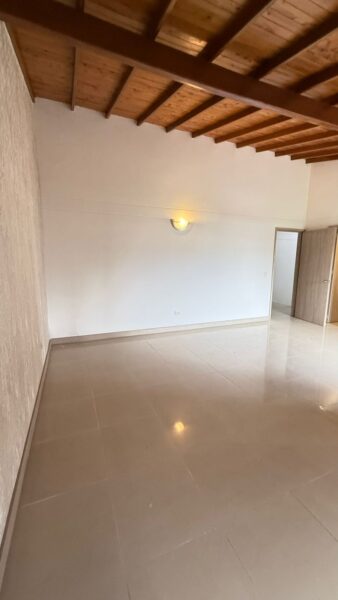Casa esquinera en venta – Campiña de Toledo, La Estrella