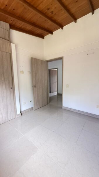 Casa esquinera en venta – Campiña de Toledo, La Estrella