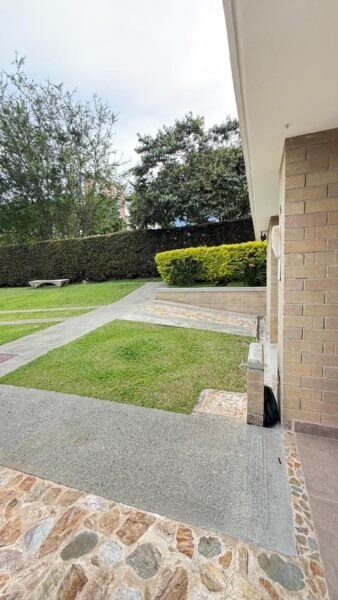 Casa esquinera en venta – Campiña de Toledo, La Estrella