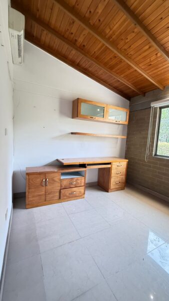 Casa esquinera en venta – Campiña de Toledo, La Estrella