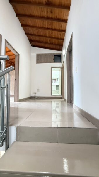 Casa esquinera en venta – Campiña de Toledo, La Estrella