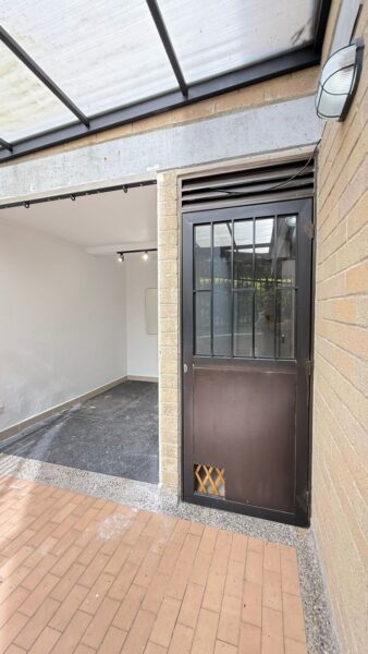 Casa esquinera en venta – Campiña de Toledo, La Estrella