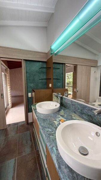 Casa esquinera en venta – Campiña de Toledo, La Estrella