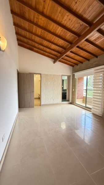 Casa esquinera en venta – Campiña de Toledo, La Estrella