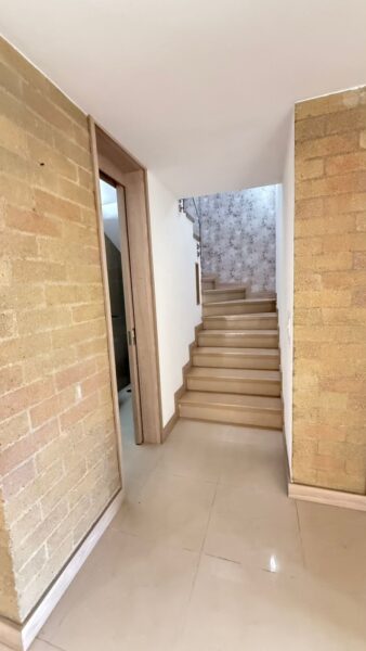 Casa esquinera en venta – Campiña de Toledo, La Estrella