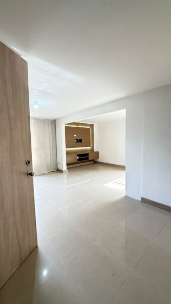 Casa esquinera en venta – Campiña de Toledo, La Estrella