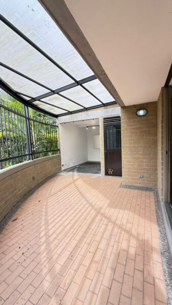 Casa esquinera en venta – Campiña de Toledo, La Estrella