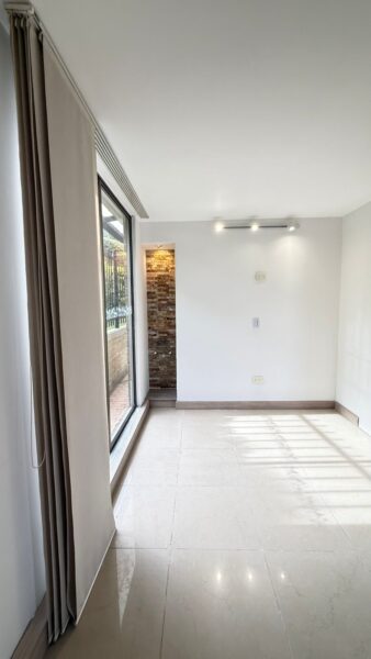 Casa esquinera en venta – Campiña de Toledo, La Estrella