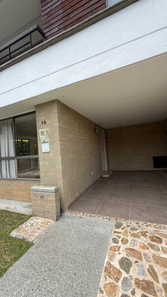 Casa esquinera en venta – Campiña de Toledo, La Estrella