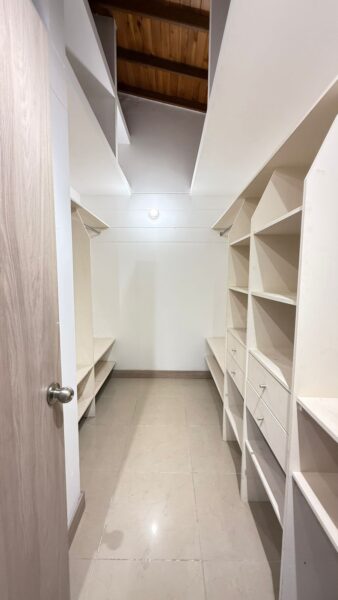 Casa esquinera en venta – Campiña de Toledo, La Estrella