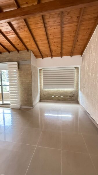 Casa esquinera en venta – Campiña de Toledo, La Estrella