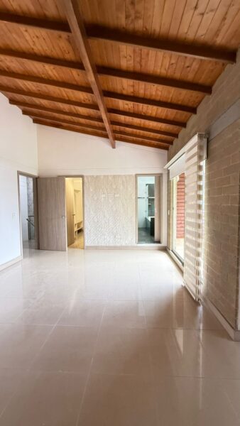 Casa esquinera en venta – Campiña de Toledo, La Estrella