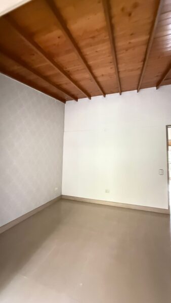 Casa esquinera en venta – Campiña de Toledo, La Estrella