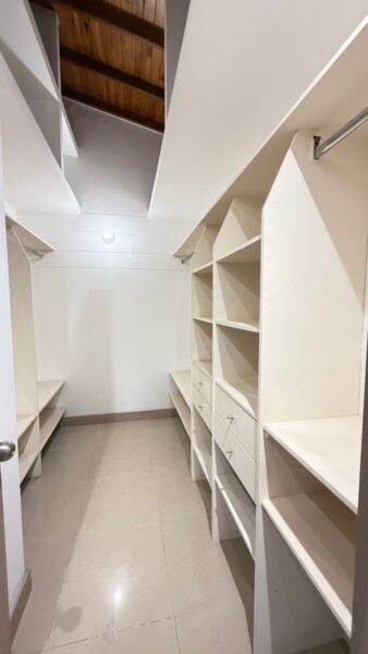 Casa esquinera en venta – Campiña de Toledo, La Estrella