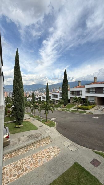 Casa esquinera en venta – Campiña de Toledo, La Estrella