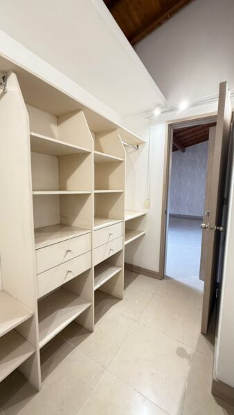 Casa esquinera en venta – Campiña de Toledo, La Estrella