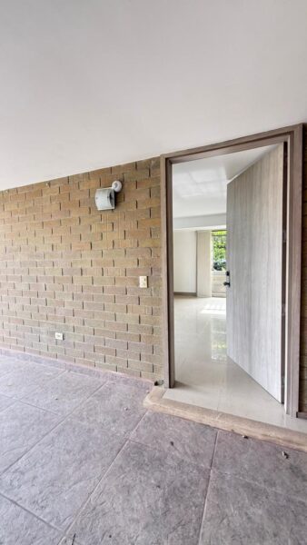 Casa esquinera en venta – Campiña de Toledo, La Estrella