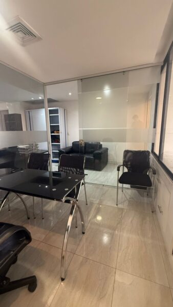 Oficina amoblada en arriendo – Edificio Colmena | Milla de Oro – El Poblado