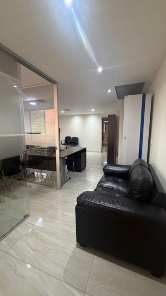 Oficina amoblada en arriendo – Edificio Colmena | Milla de Oro – El Poblado