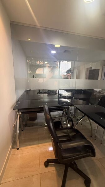 Oficina amoblada en arriendo – Edificio Colmena | Milla de Oro – El Poblado
